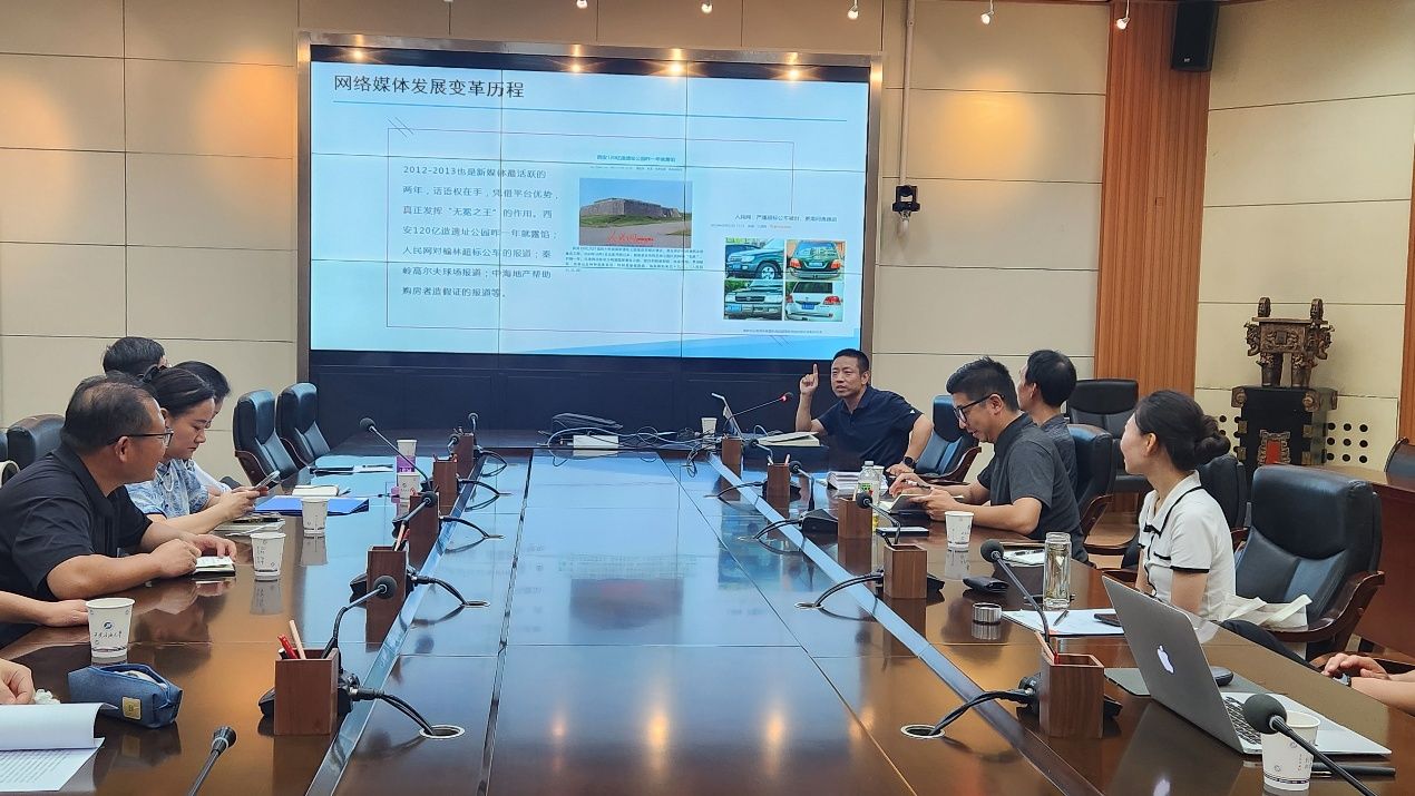 圖片包含 室內(nèi), 桌子, 男人, 柜臺(tái)AI 生成的內(nèi)容可能不正確。